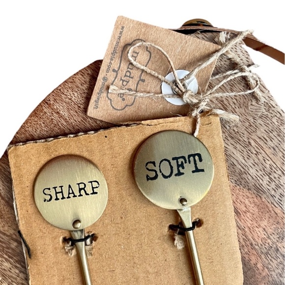 MUD PIE "Cheese Please" Round Wooden Cheese Board w/ 2 Metal Picks 7" Dia NWT - Picture 4 of 6